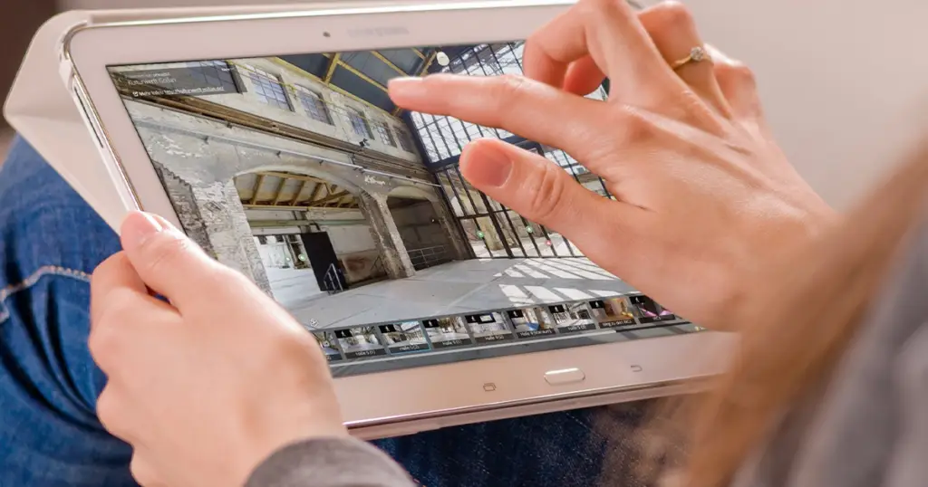 Frau am Tablet erkundet eine Matterport-Tour