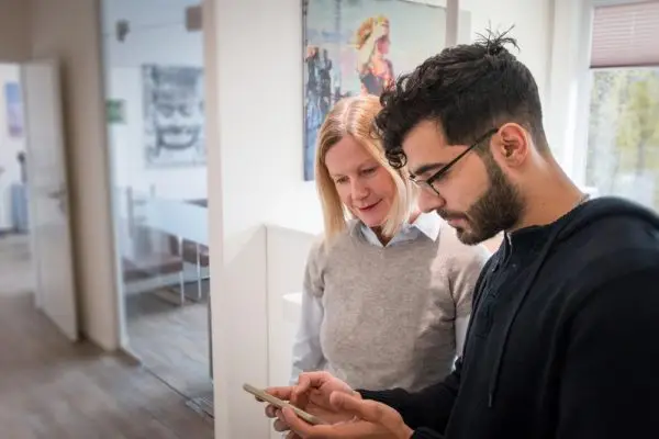 Reza berät Dr. Ines von Stamm zum Thema "Innovatives Praxismarketing"