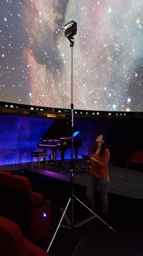Das omnia360-Team erfasst die Sternenkuppel mit der 3D-Kamera auf dem Hochstativ