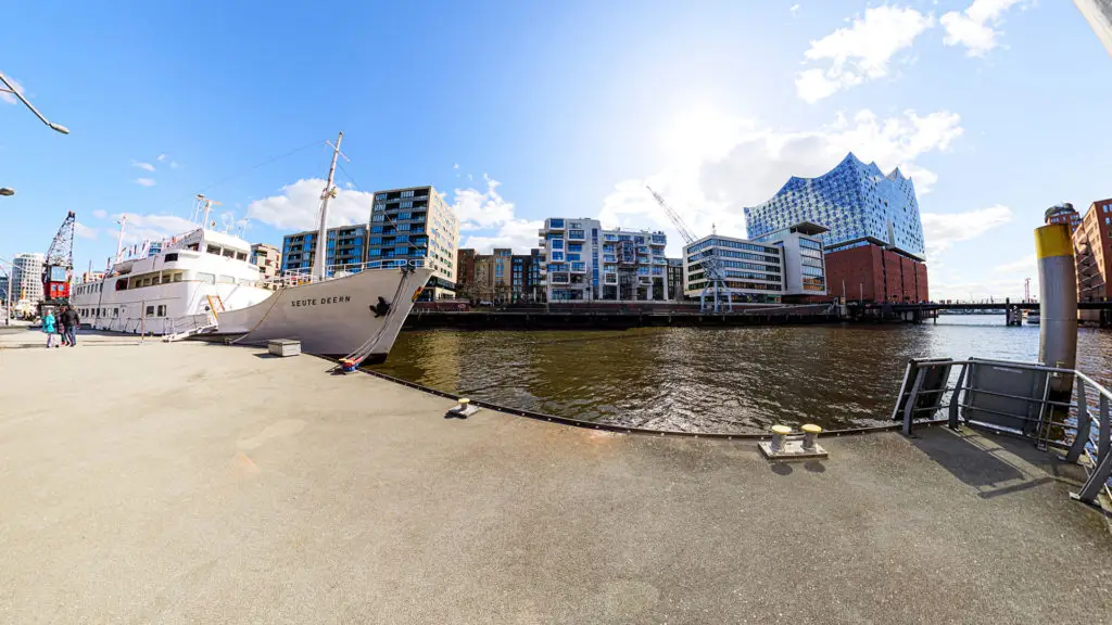 Ein "Fixed Frame"-Foto aus einem 360 Grad Bild exportiert, welches einen Ausschnitt des Traditionshafens in der Hamburger HafenCity zeigt.