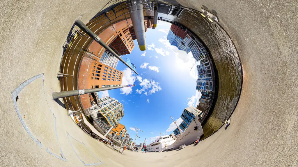 Ein 360 Grad Foto im Reverse Planet Format, welches den Traditionshafen in der Hamburger HafenCity zeigt.