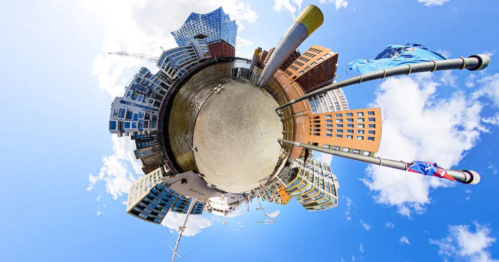 Ein 360 Grad Foto im Tiny Planet Format, welches den Traditionshafen in der Hamburger HafenCity zeigt.
