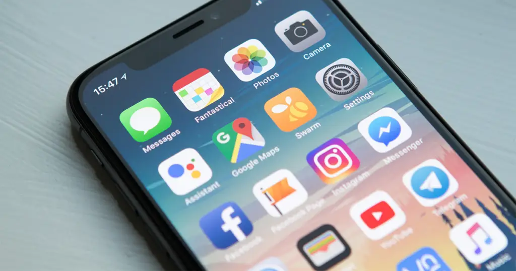 Smartphone mit Social-Media-Apps auf dem Bildschirm