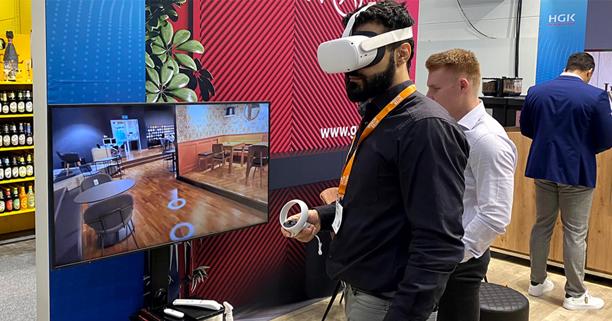 Mit einer VR-Brille lässt sich der Messestand virtuell erweitern und Kund:innen können zum Beispiel direkt in den Showroom eintauchen.