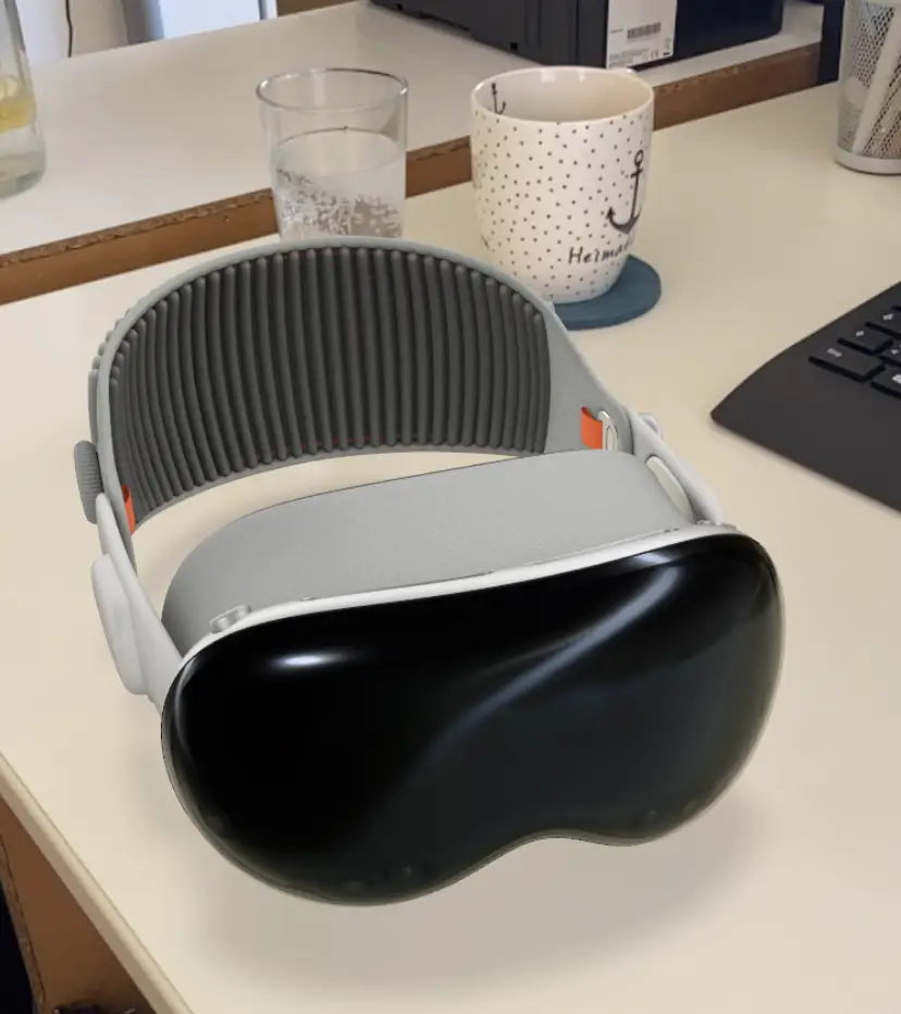 Auf einem Schreibtisch liegt ein mittels Augmented Reality projiziertes Mixed-Reality-Headset von Apple.