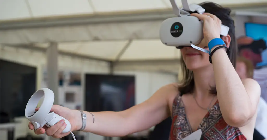 Eine Frau probiert die VR-Brille Meta Quest 2 aus