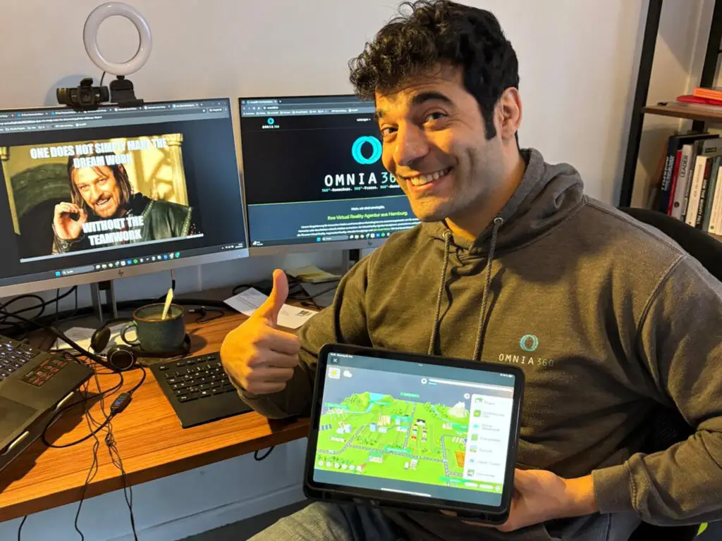 Mitarbeiter von omnia360 zeigt ein interaktives 3D-Modell auf dem Tablet