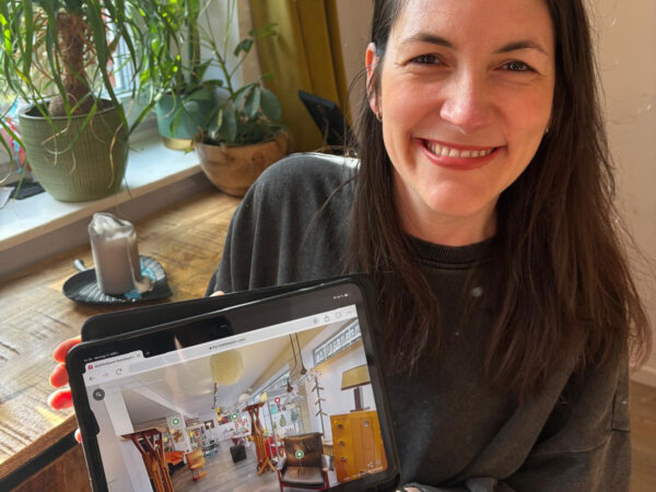 Virtuelle Ausstellung: Stolz präsentiert Claudia die 3D-Tour durch das Auktionsangebot