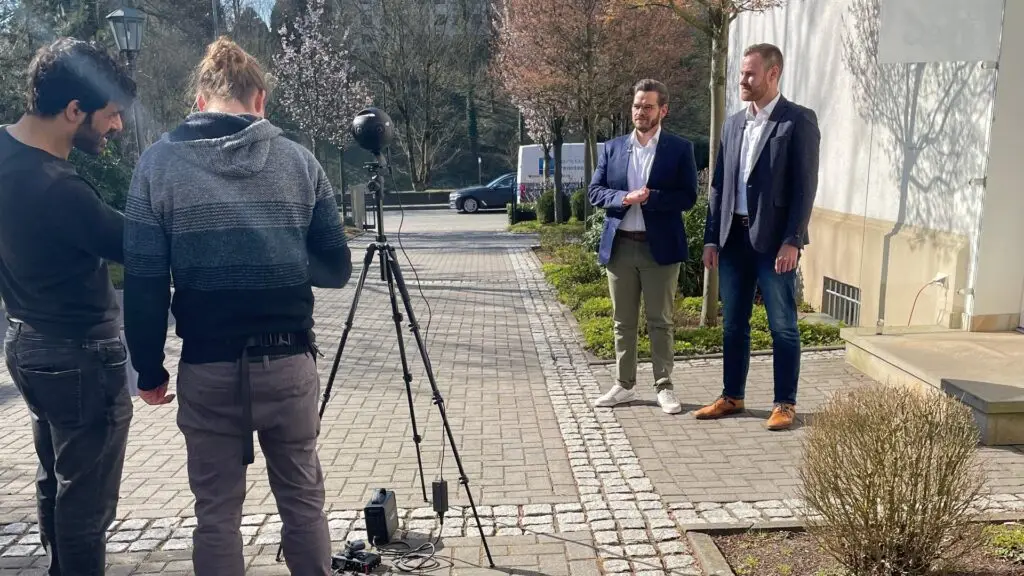 Aufnahmeteam mit 360-Grad-Kamera auf Stativ vor dem Büro der iNeG in Bad Iburg