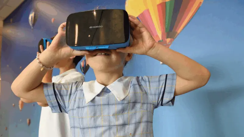 Ein Mädchen testet Berufsorientierung mit der VR Brille