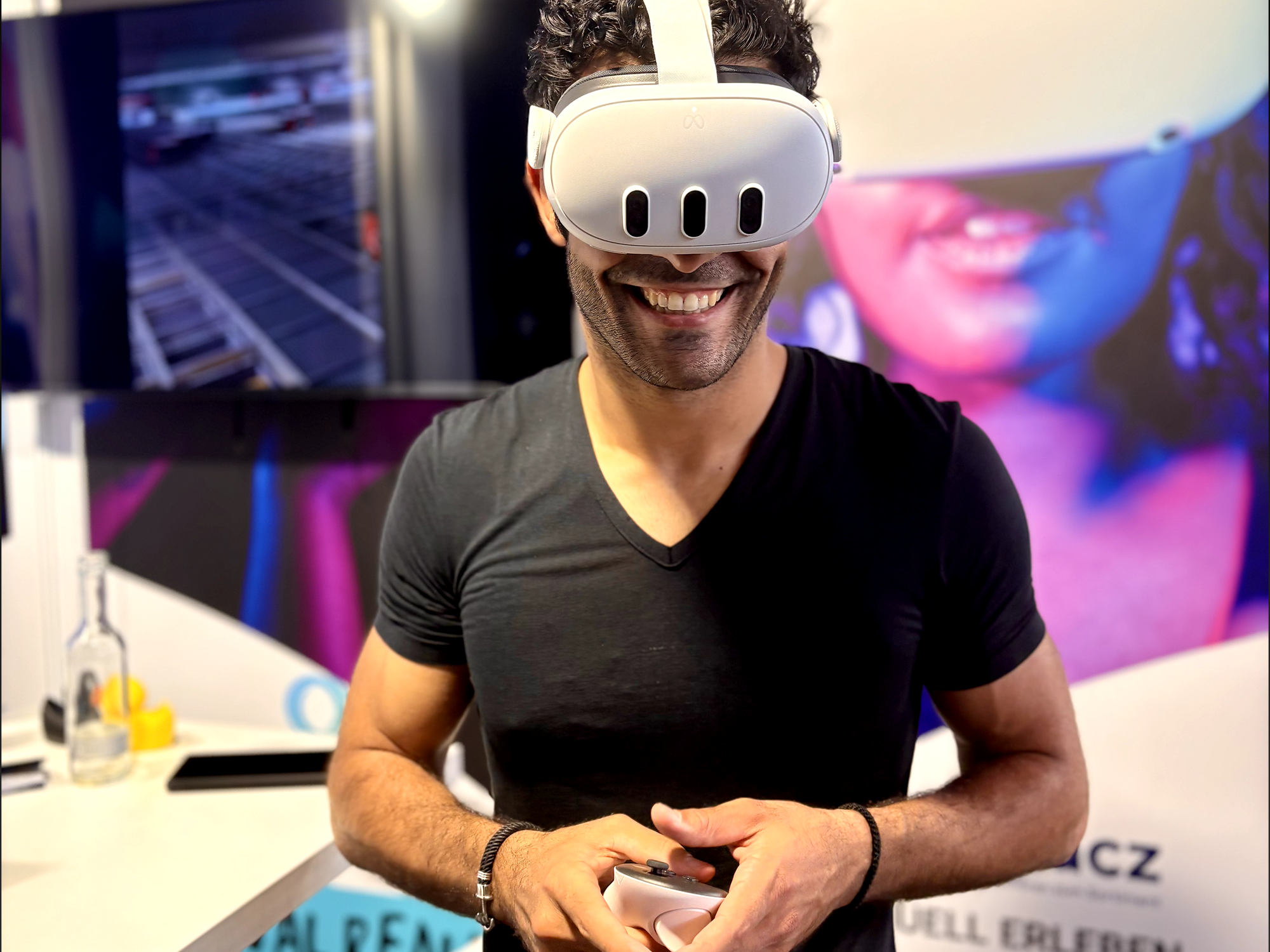 omnia360 Gründer Reza zeigt per VR-Brille die Leistungen der Agentur