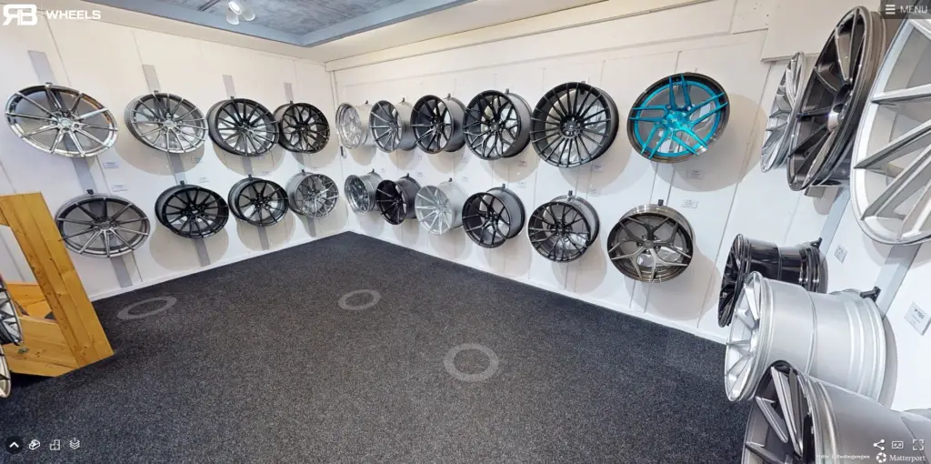 Felgenwand im Showroom von RB Wheels mit Leichtmetallfelgen in zwei Reihen